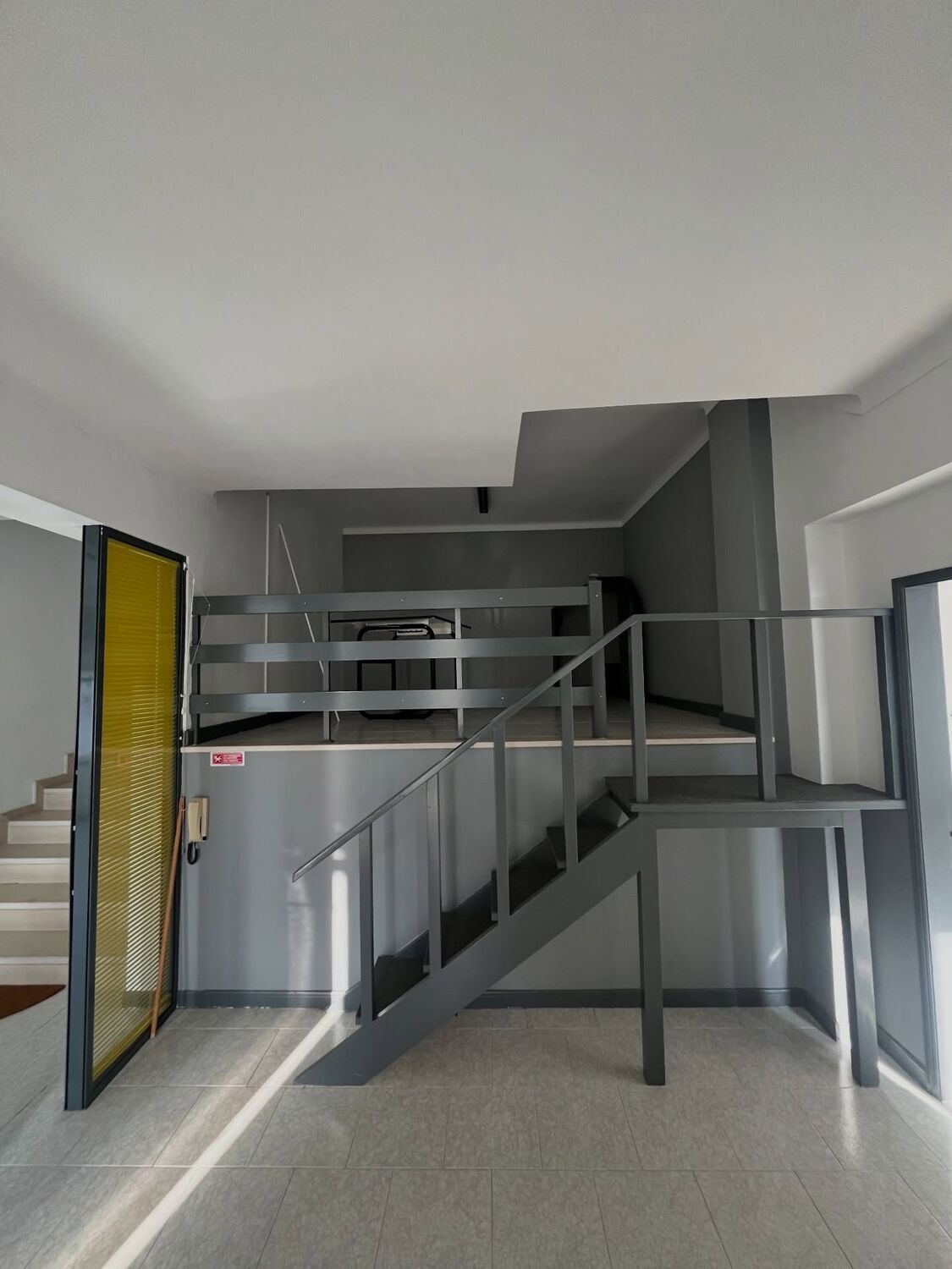 Mezanino com escada e guarda metálicas